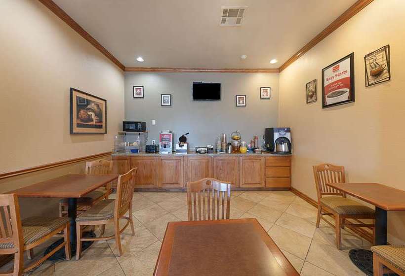 Отель Econo Lodge Inn & Suites Bridgeport