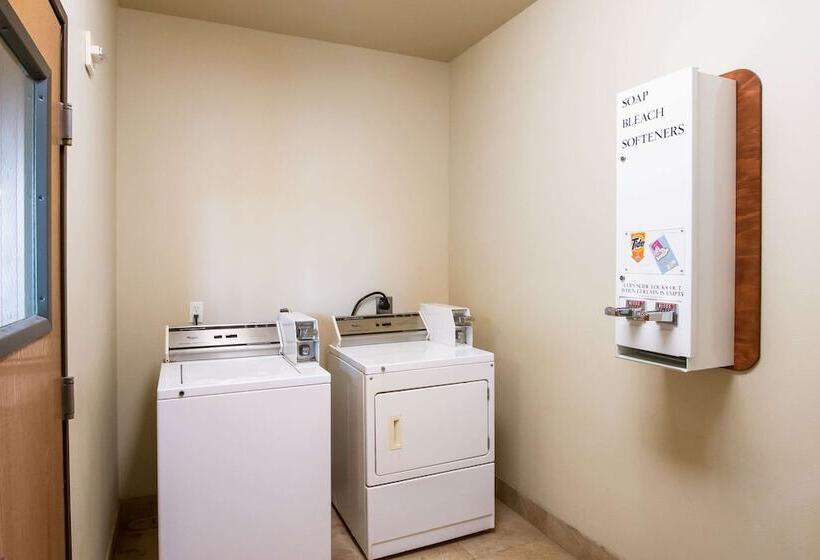 Отель Econo Lodge Inn & Suites Bridgeport