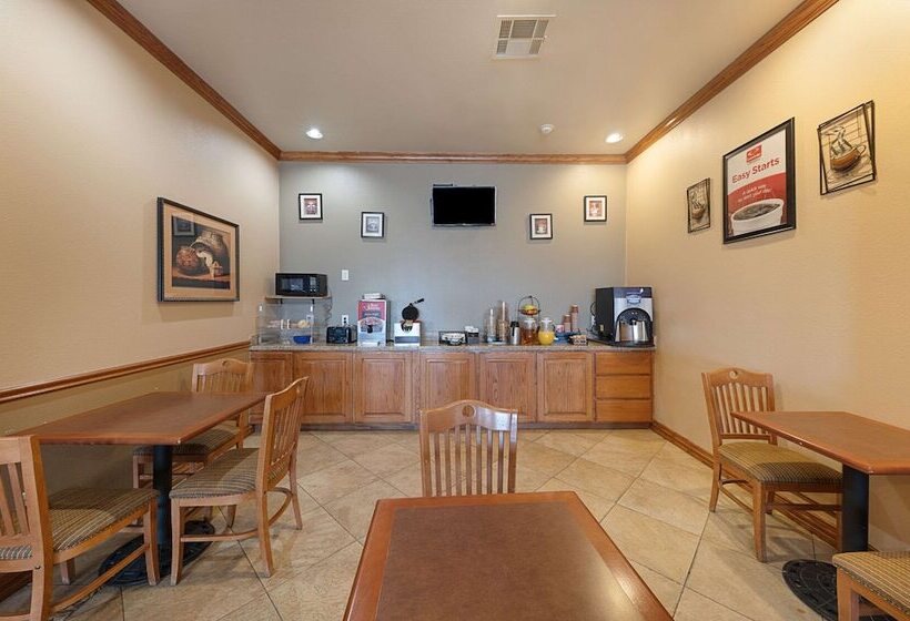 Отель Econo Lodge Inn & Suites Bridgeport