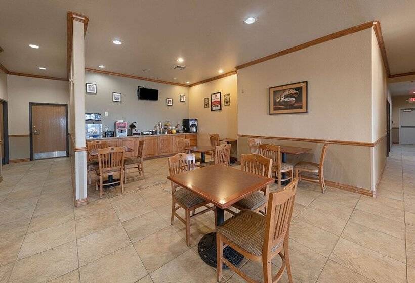 Отель Econo Lodge Inn & Suites Bridgeport