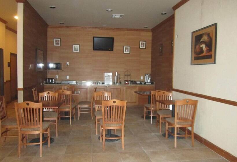 Отель Econo Lodge Inn & Suites Bridgeport