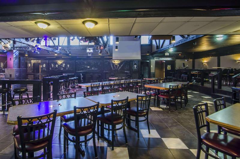 בית מלון כפרי Econo Lodge  Lloydminster