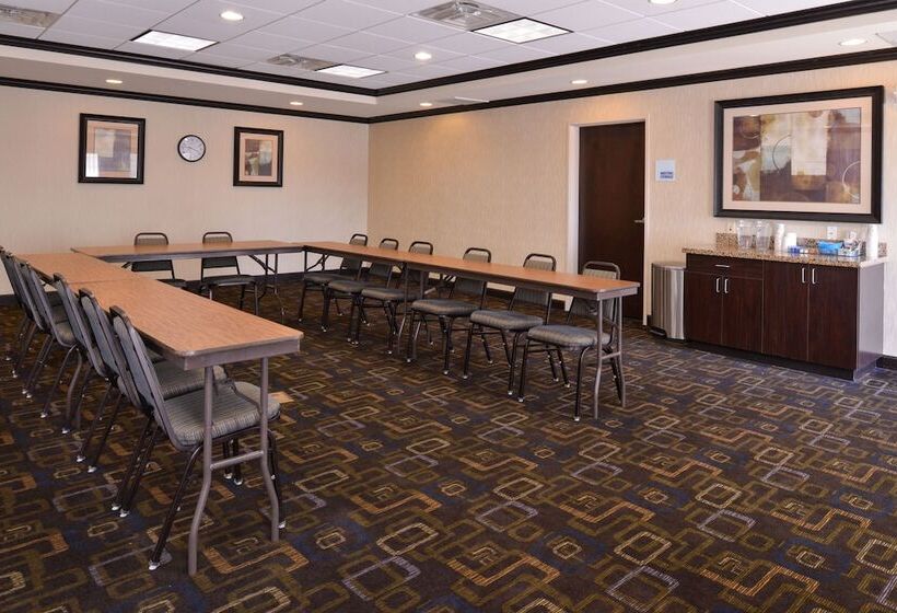 فندق Holiday Inn Express & Suites Fairmont, An Ihg