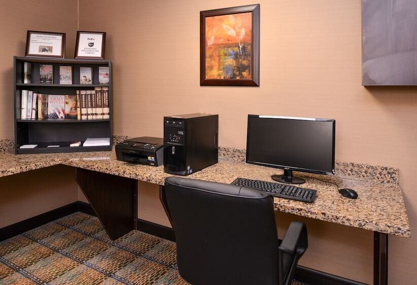 فندق Holiday Inn Express & Suites Fairmont, An Ihg