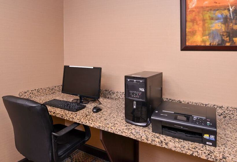 فندق Holiday Inn Express & Suites Fairmont, An Ihg