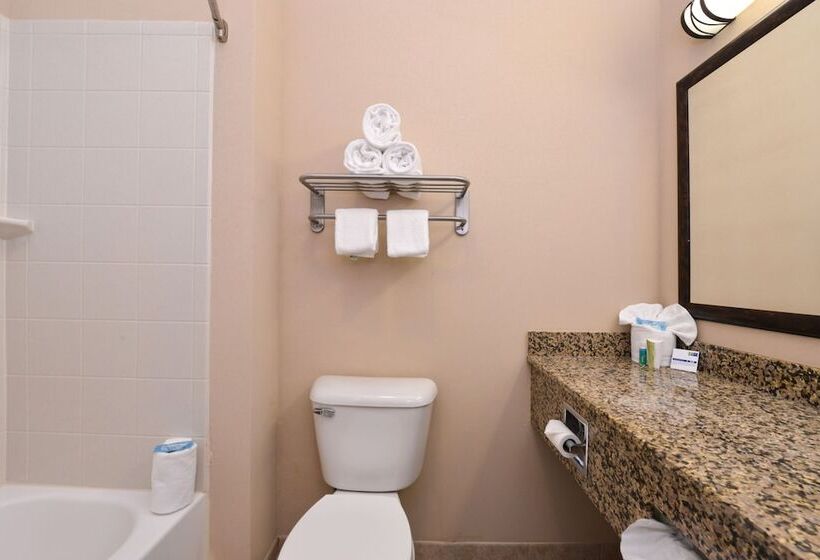 فندق Holiday Inn Express & Suites Fairmont, An Ihg