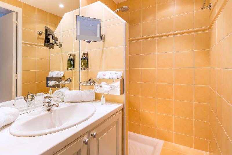 Отель Le Suffren