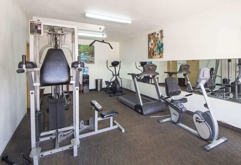 Отель Quality Inn & Suites