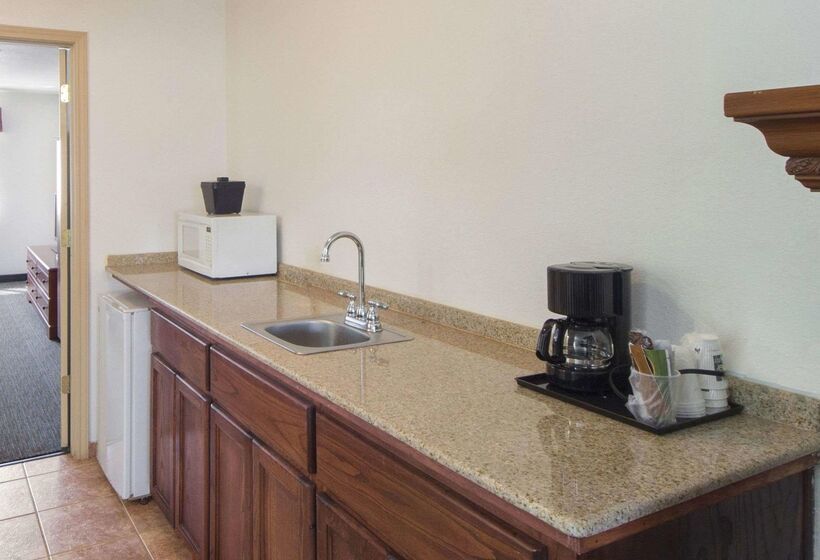 Отель Quality Inn & Suites