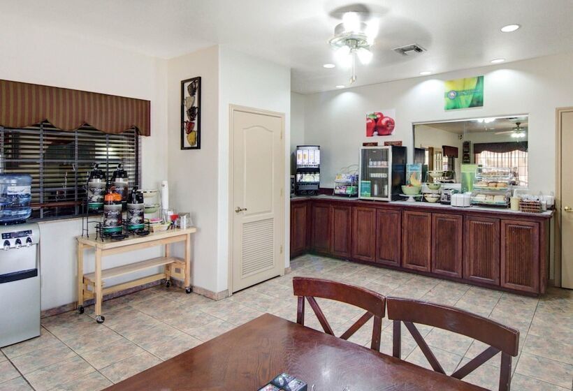 Отель Quality Inn & Suites