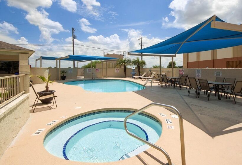 Отель Quality Inn & Suites