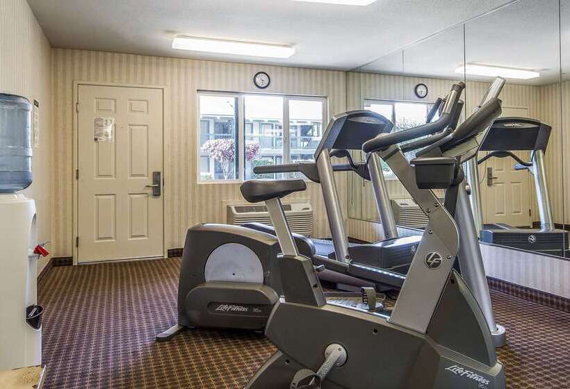 בית מלון כפרי Quality Inn Half Moon Bay Miramar Beach