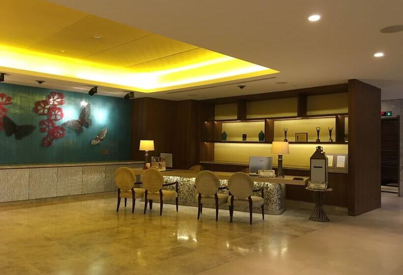 هتل Resorts World Sentosa  Equarius