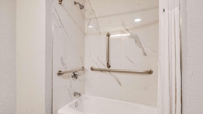 Отель Surestay Plus By Best Western Fort Worth Benbrook