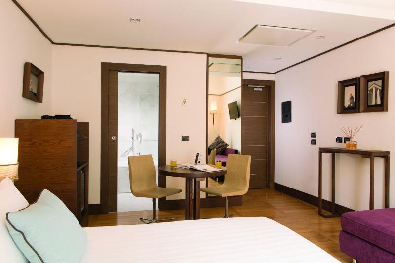 Отель The Independent