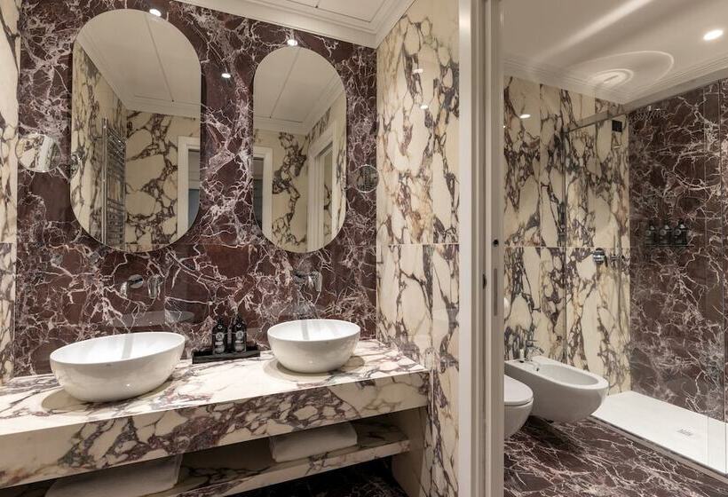 Отель The Independent