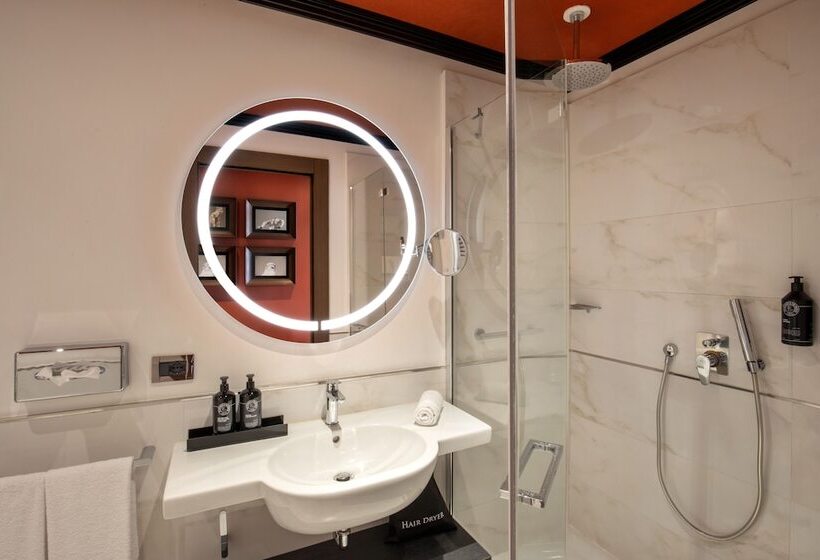 Отель The Independent