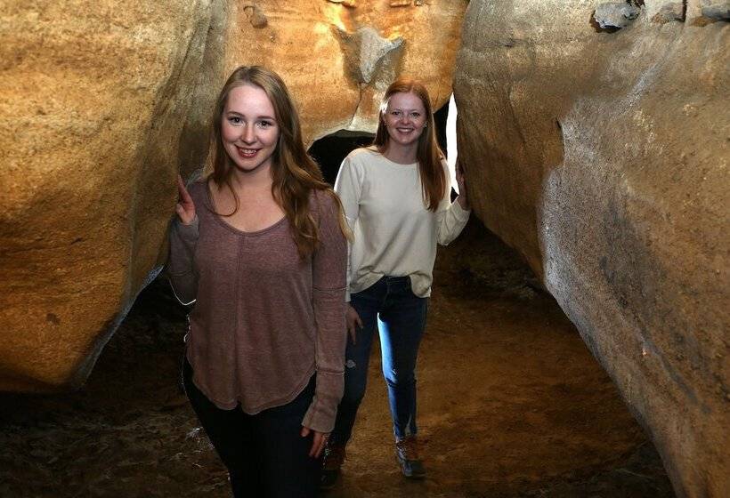 فندق The Smoke House Lodge