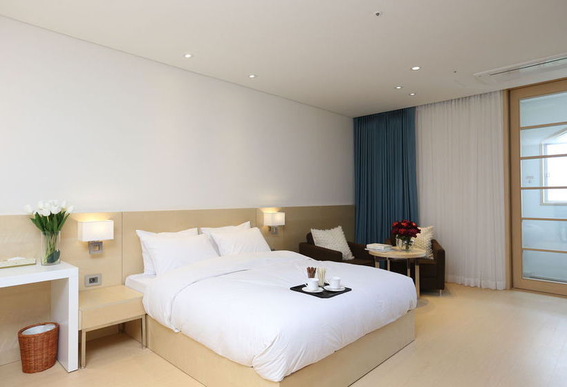 ホテル The Suites  Naksan