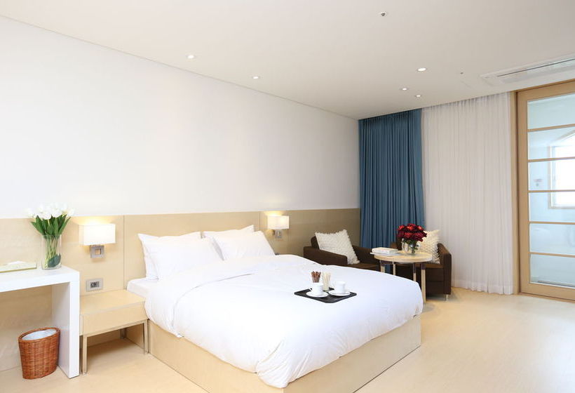 ホテル The Suites  Naksan