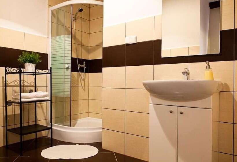 旅馆 Blooms Inn & Apartments