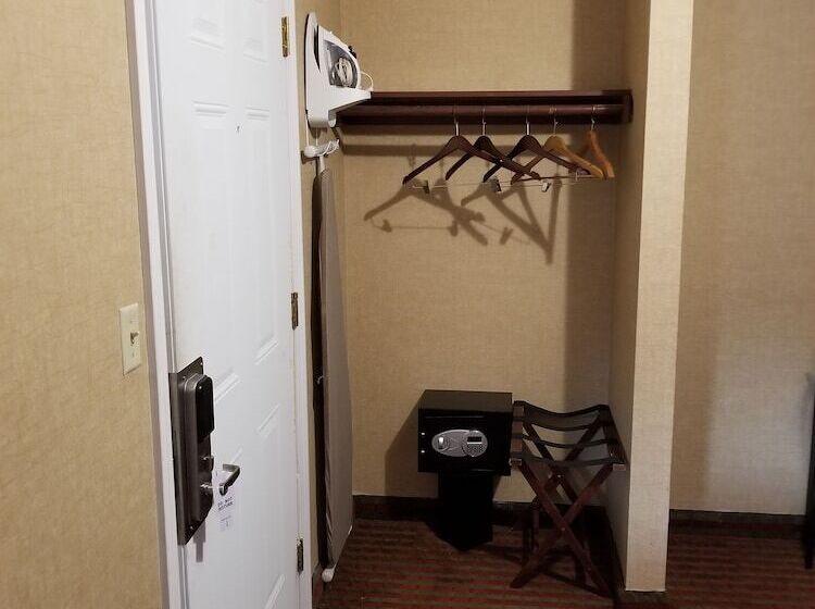 فندق All Seasons Inn & Suites