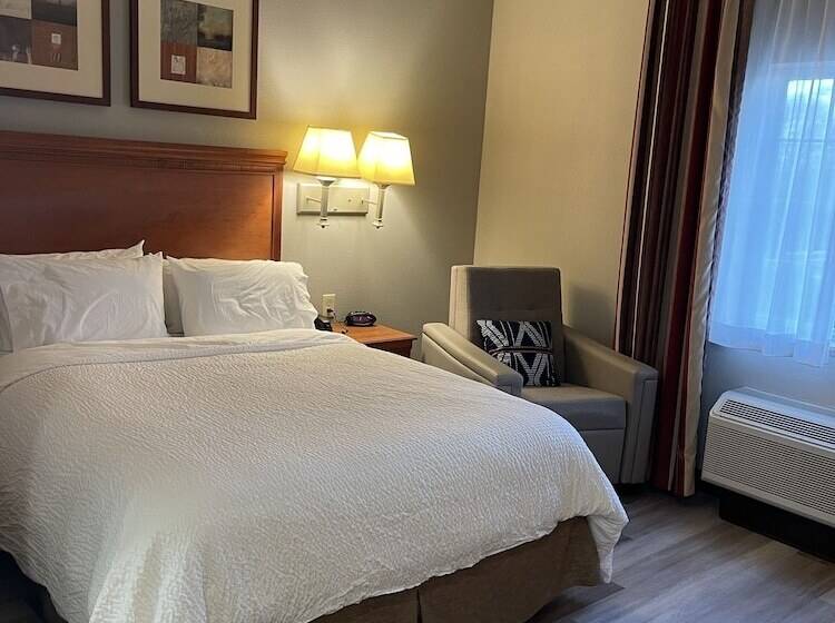 Отель Candlewood Suites Bordentown Trenton, An Ihg