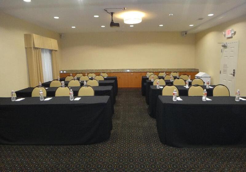 בית מלון כפרי Candlewood Suites Decatur Medical Center, An Ihg