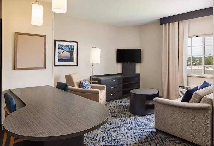 Отель Candlewood Suites Charleston Northwoods, An Ihg