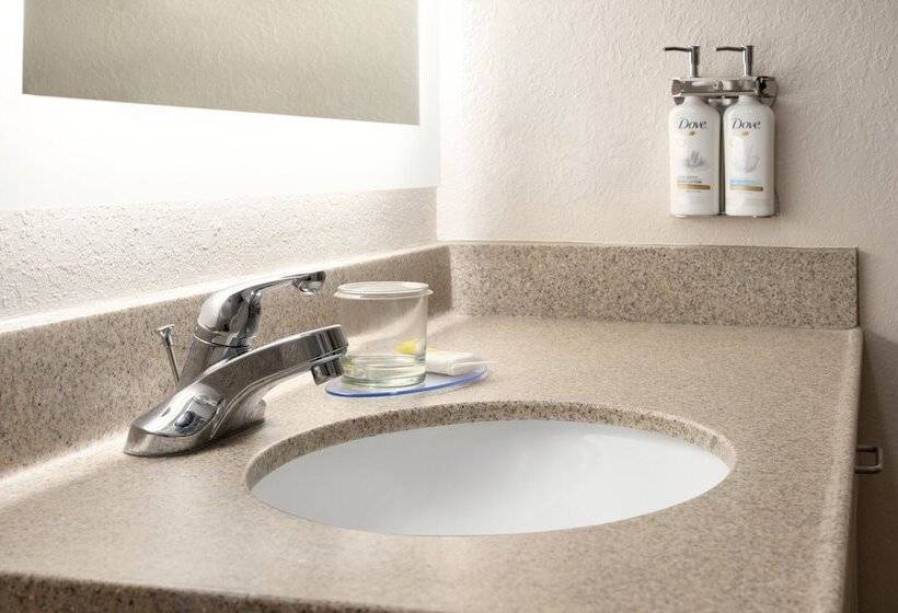 فندق Candlewood Suites Watertown Fort Drum, An Ihg