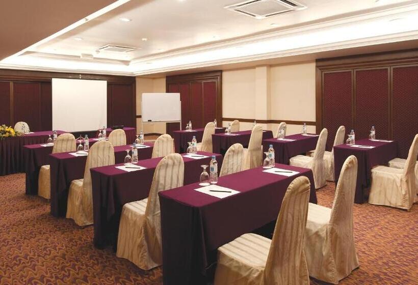 酒店 The Qamar Paka