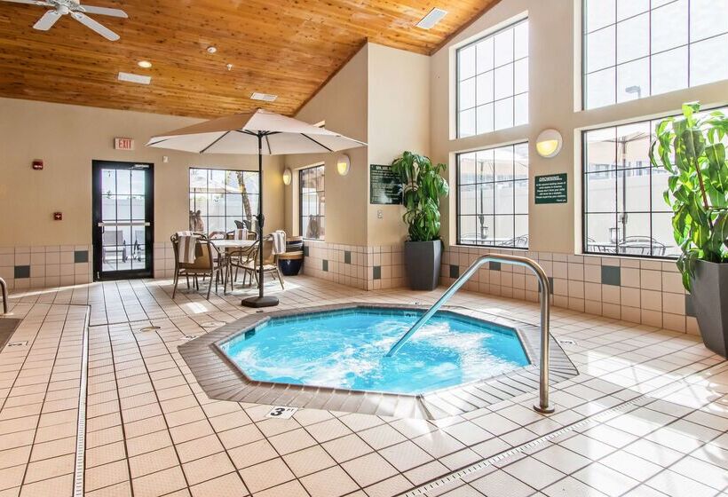 בית מלון כפרי White Pine Inn & Suites