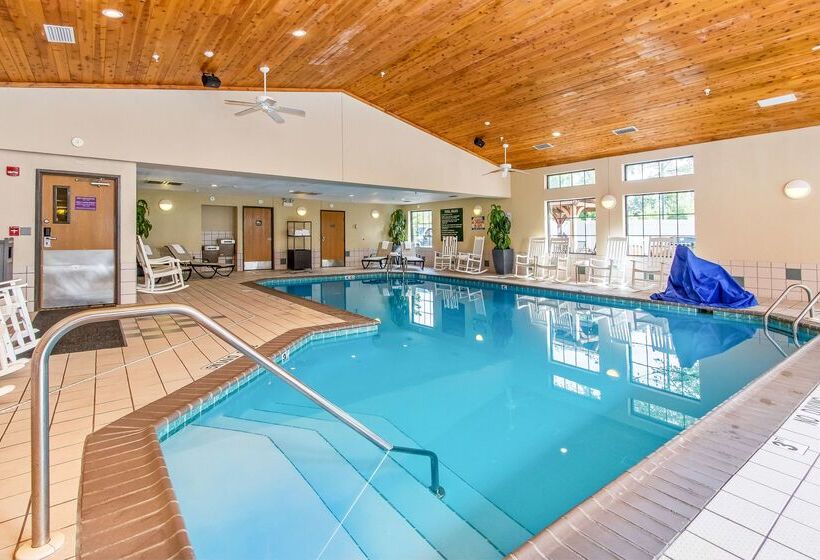 בית מלון כפרי White Pine Inn & Suites