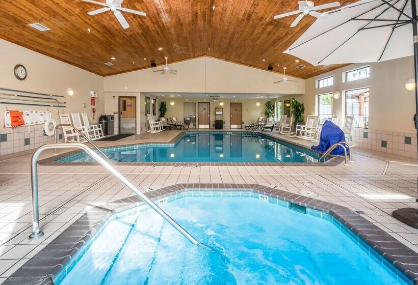 בית מלון כפרי White Pine Inn & Suites