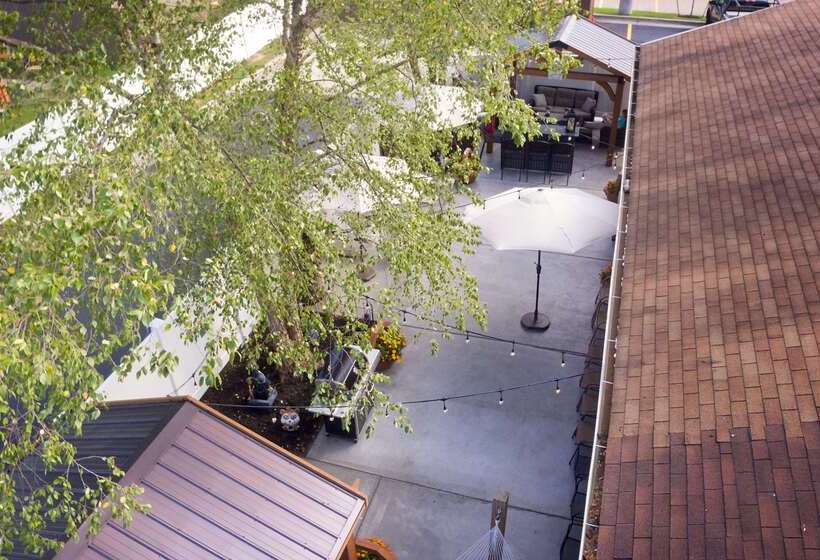 בית מלון כפרי White Pine Inn & Suites