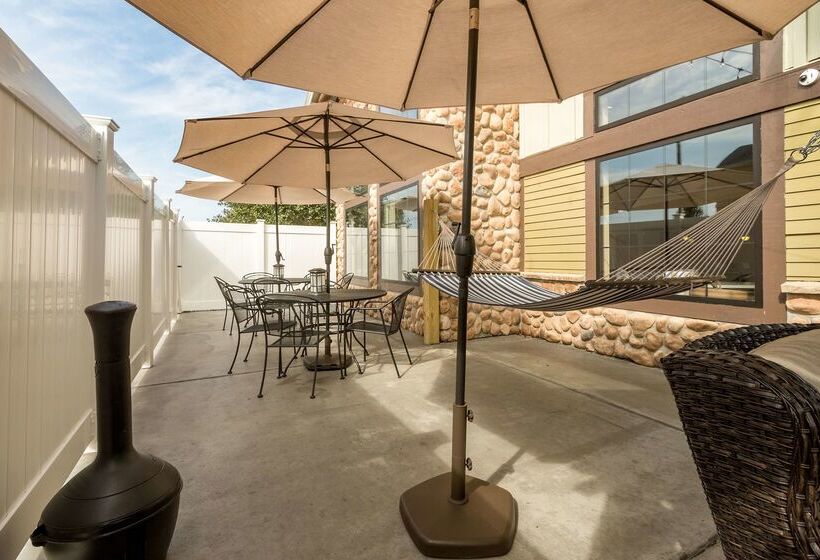 בית מלון כפרי White Pine Inn & Suites