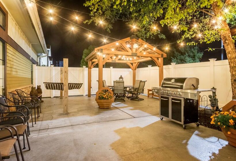 בית מלון כפרי White Pine Inn & Suites