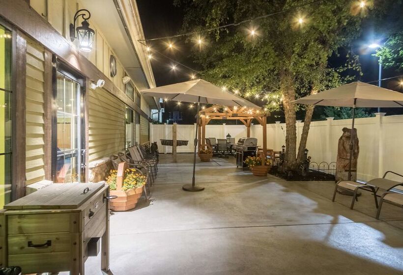 בית מלון כפרי White Pine Inn & Suites