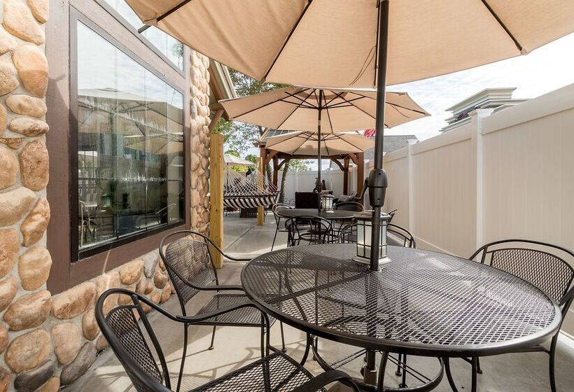 בית מלון כפרי White Pine Inn & Suites