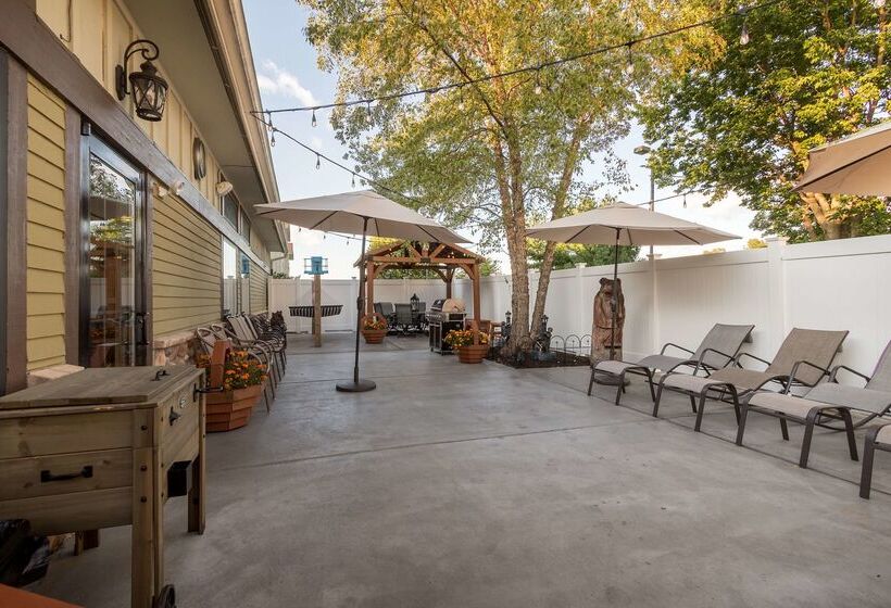 בית מלון כפרי White Pine Inn & Suites