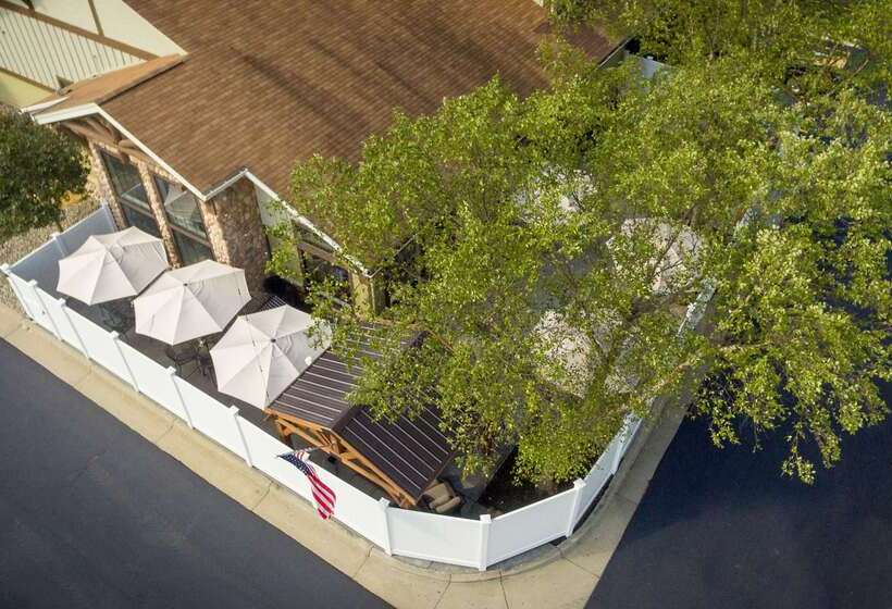 בית מלון כפרי White Pine Inn & Suites