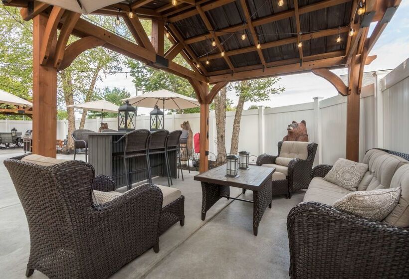 בית מלון כפרי White Pine Inn & Suites