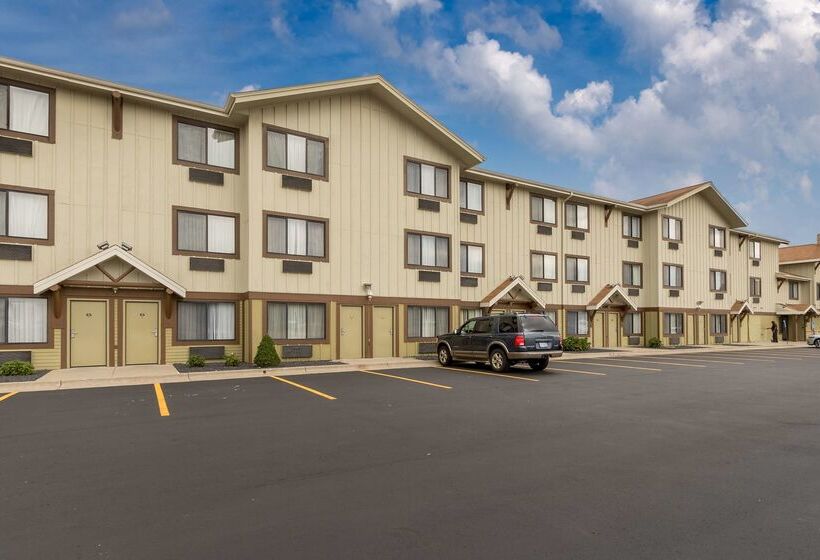 בית מלון כפרי White Pine Inn & Suites