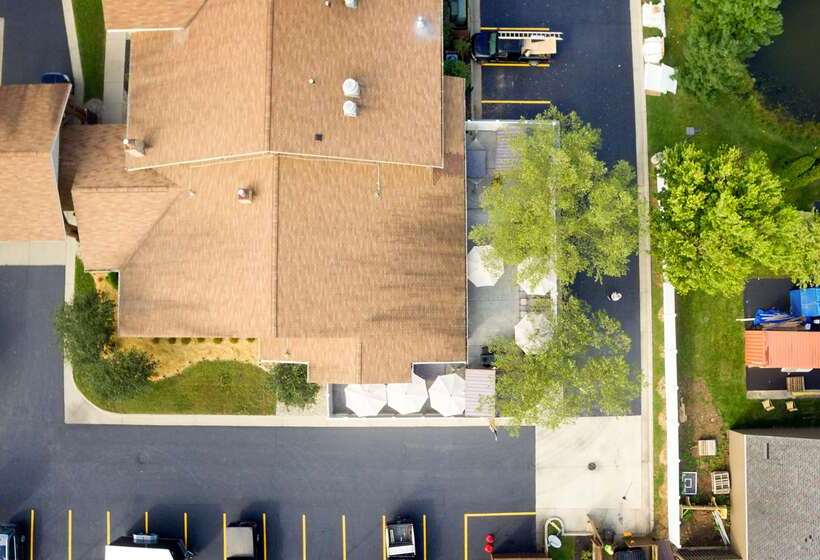 בית מלון כפרי White Pine Inn & Suites