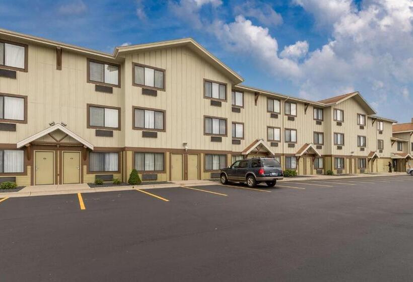 בית מלון כפרי White Pine Inn & Suites