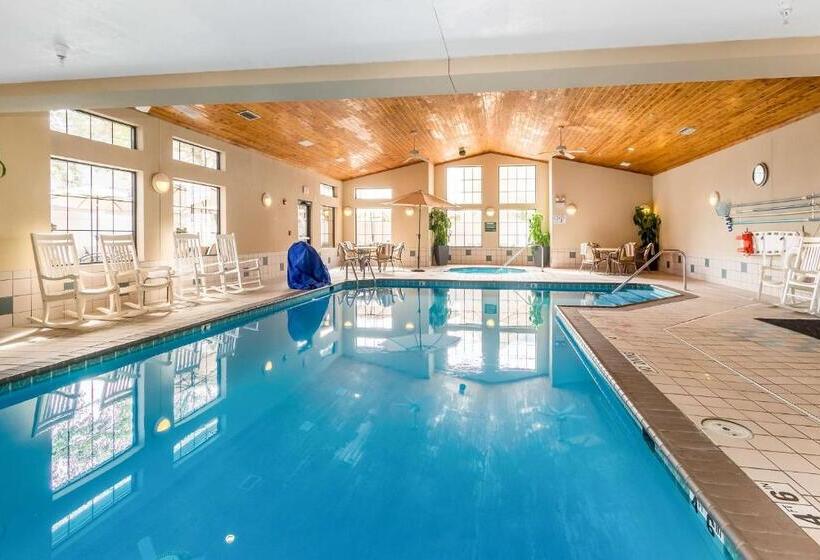 בית מלון כפרי White Pine Inn & Suites