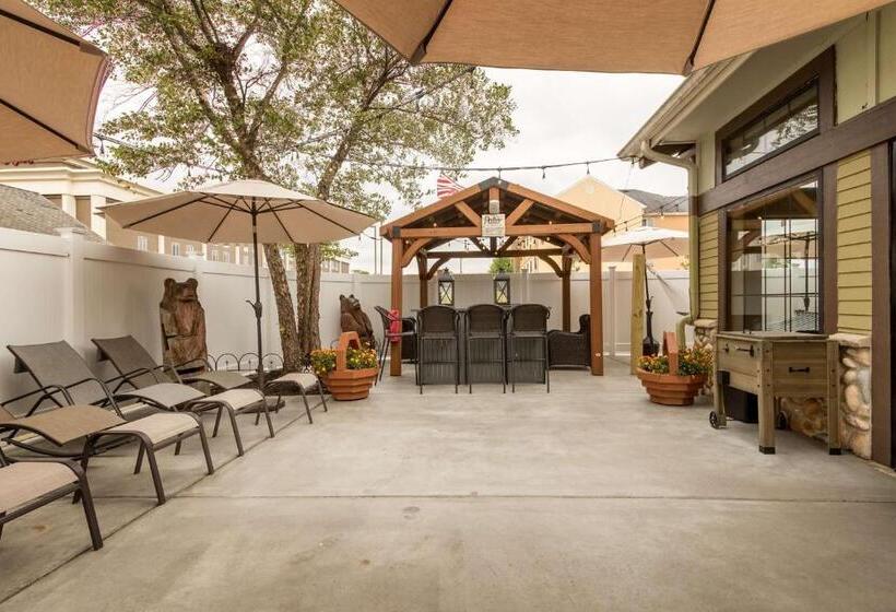 בית מלון כפרי White Pine Inn & Suites