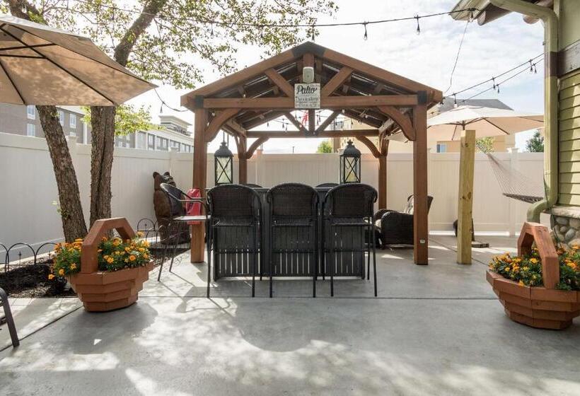 בית מלון כפרי White Pine Inn & Suites