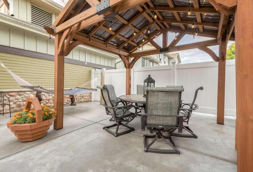 בית מלון כפרי White Pine Inn & Suites