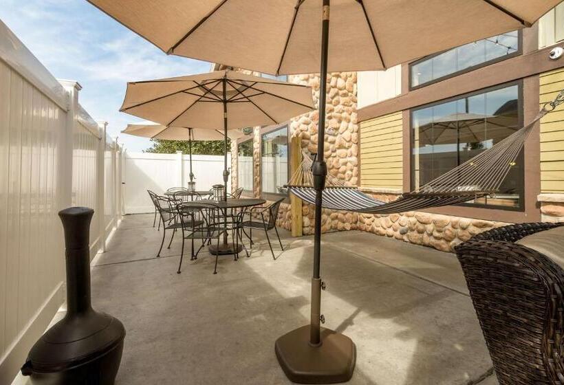 בית מלון כפרי White Pine Inn & Suites